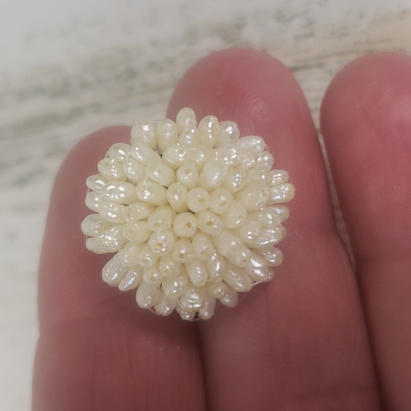 Vintage seed pearl hand strung pierced earrings - Picture 4 of 5